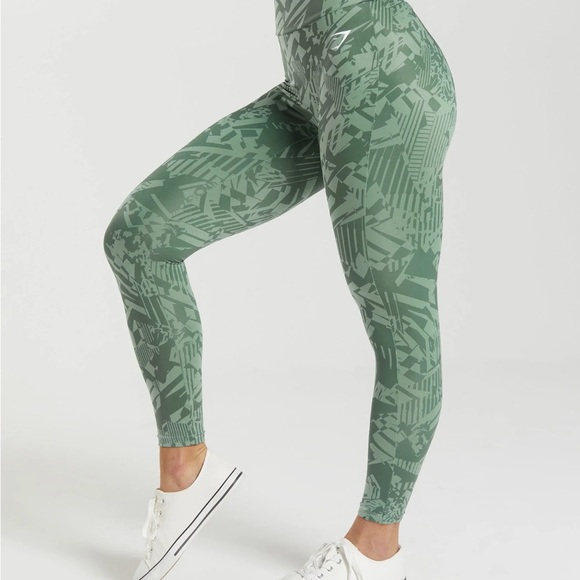 BN Gym Shark Set in sage green geometric print - Picture 5 of 11